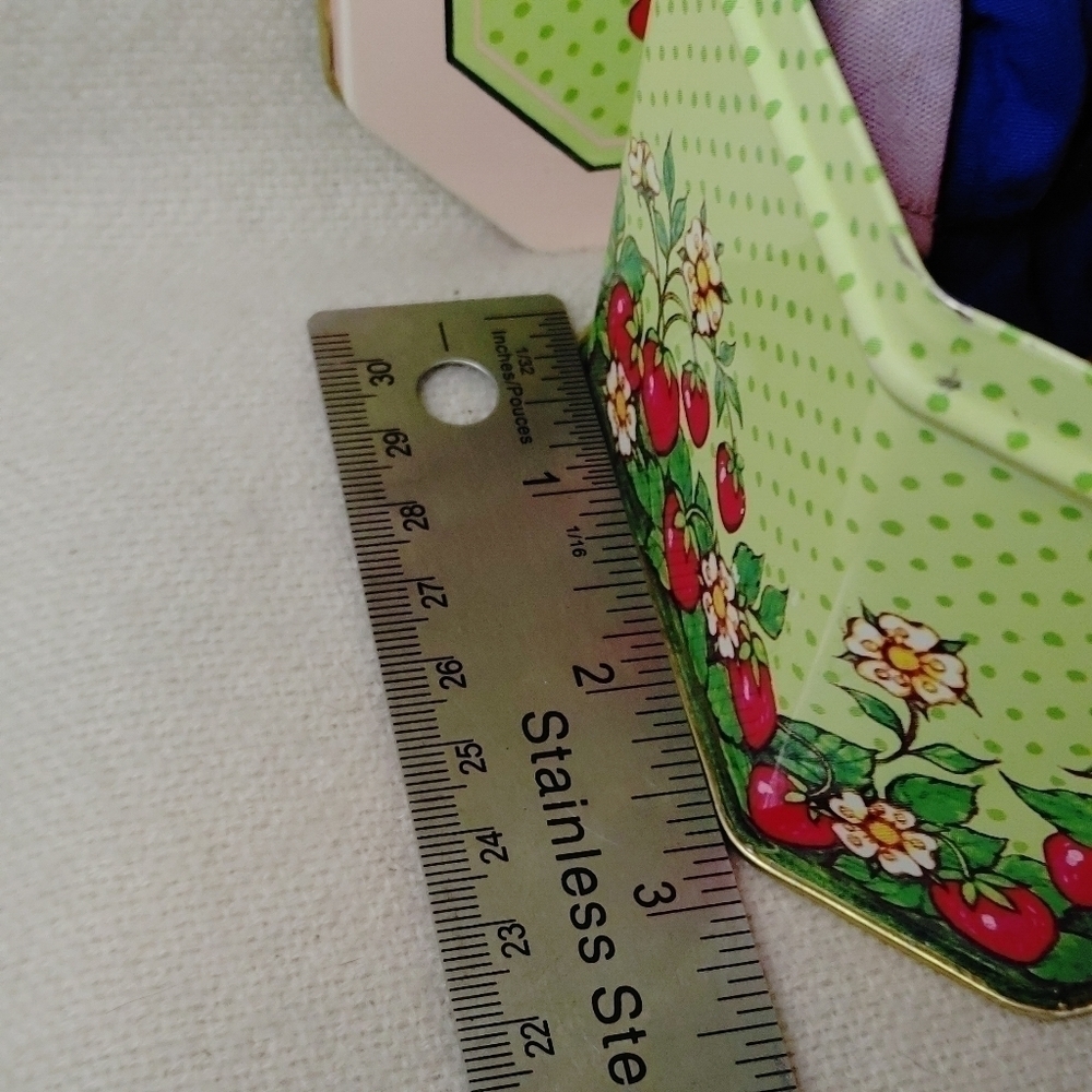𝅺original Strawberry Shortcake Set with Vintage Tin and Giant Strawberry! - Picture 14 of 16